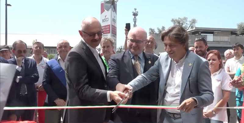 Il taglio del nastro della nuova sede Il taglio del nastro della nuova sede